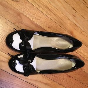Delicious Rizzo black patent and white Oxford style high heals- women’s size 11